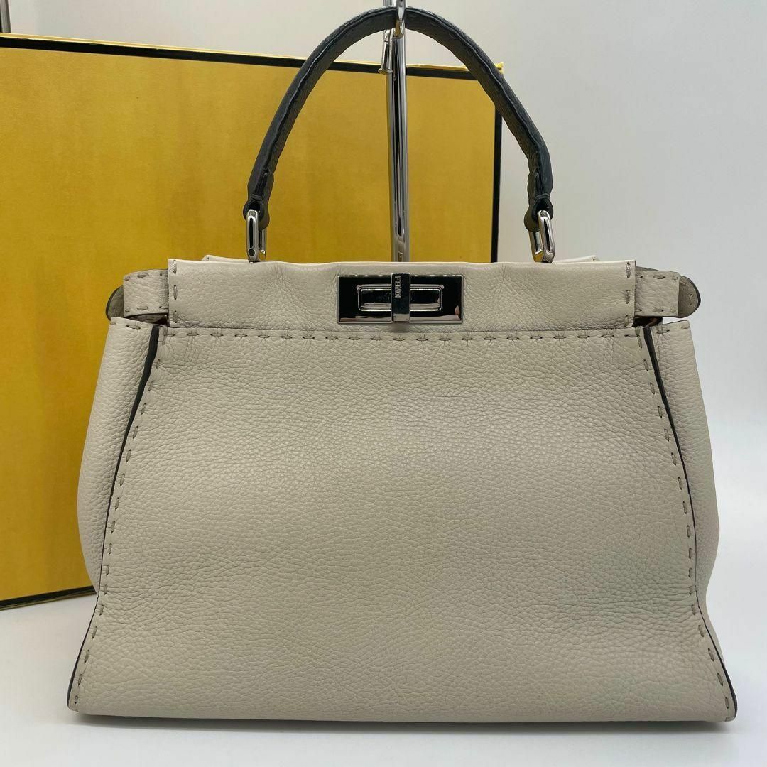 FENDI(フェンディ)のフェンディ ピーカブー ショルダーバッグ　ホワイト　ベージュ セレリア　レザー レディースのバッグ(ショルダーバッグ)の商品写真