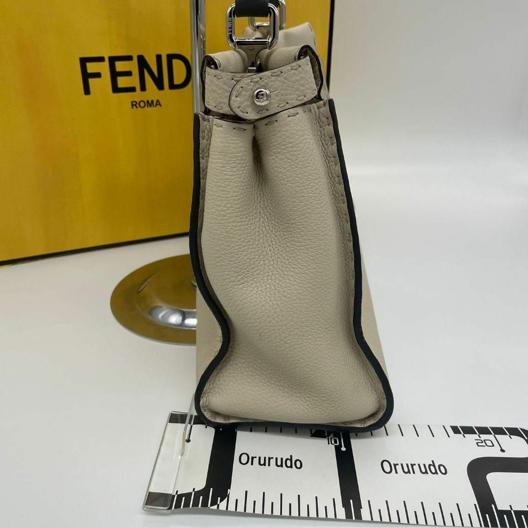 FENDI(フェンディ)のフェンディ ピーカブー ショルダーバッグ　ホワイト　ベージュ セレリア　レザー レディースのバッグ(ショルダーバッグ)の商品写真