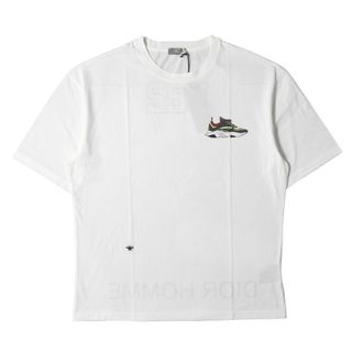 ディオールオム(DIOR HOMME)の新品 Dior HOMME ディオールオム Tシャツ サイズ:L B22 スニーカー プリント BEE 刺繍 バックヘム ロゴ クルーネック 半袖Tシャツ ホワイト 白 イタリア製 トップス カットソー【メンズ】(Tシャツ/カットソー(半袖/袖なし))