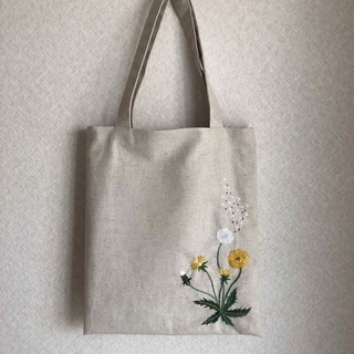 たんぽぽの刺繍トートバッグ　ハンドメイド(バッグ)