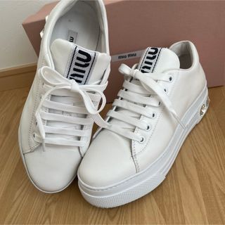 ミュウミュウ(miumiu)の極美品　miumiu ミュウミュウ　ラインストーン付き　ロゴ　スニーカー　37 (スニーカー)