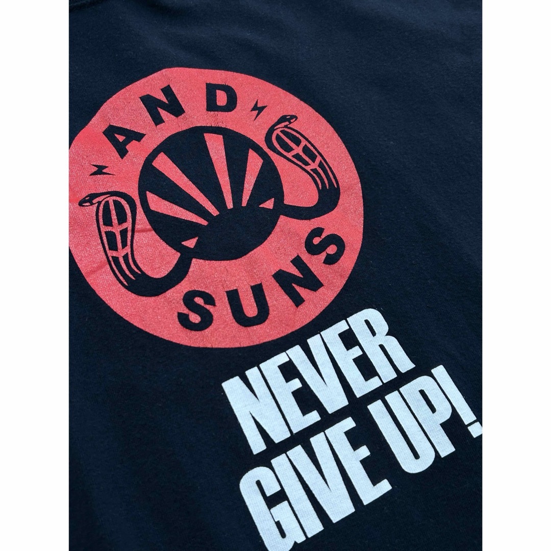 AND SUNS アンドサンズ　NEVER GIVE UP! 半袖Tシャツ　L メンズのトップス(Tシャツ/カットソー(半袖/袖なし))の商品写真