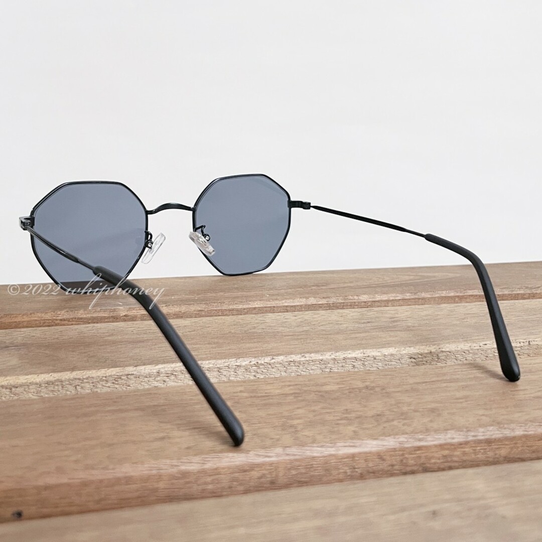 レトロな八角形シェイプ オクタゴンUVサングラス マット黒縁 ライトスモーク メンズのファッション小物(サングラス/メガネ)の商品写真
