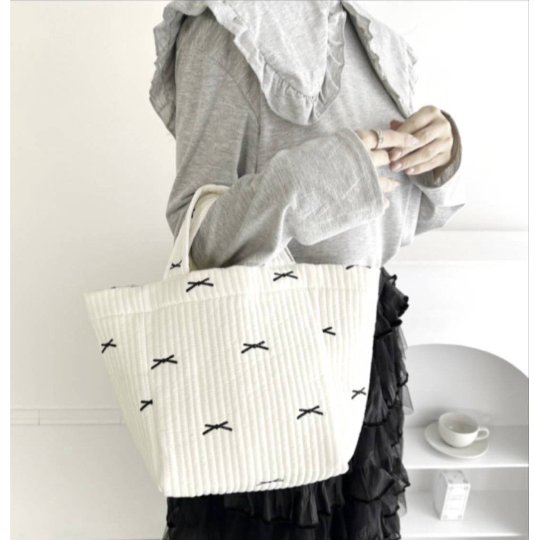 キルトバッグ ヌビバッグ 小 リボン刺繍 韓国イブル ショルダー付き ホワイト レディースのバッグ(トートバッグ)の商品写真