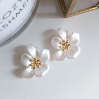 ハンドメイド イヤリング ピアス パールオーロラ フラワー 花 軽い クリップ