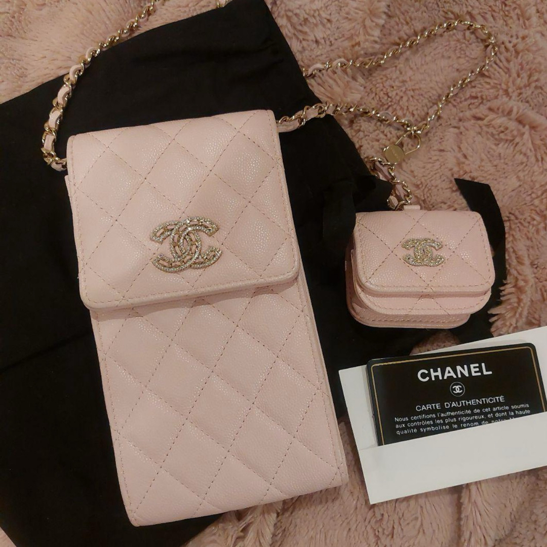 CHANEL(シャネル)のCHANEL シャネル フォンフォルダー  AirPodsケース スマホ/家電/カメラのスマホアクセサリー(iPhoneケース)の商品写真