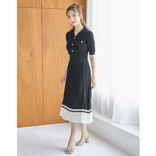 トッコクローゼット(TOCCO closet)のアンティーク風飾り釦付き配色プリーツニットワンピース(ロングワンピース/マキシワンピース)