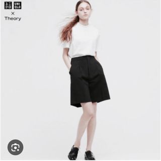 ユニクロ(UNIQLO)のユニクロ セオリー 感動タックイージーパンツ　ベージュ(ショートパンツ)