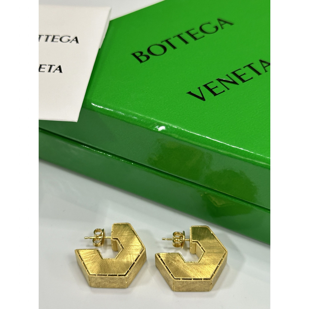 Bottega Veneta(ボッテガヴェネタ)の【新品未使用】ボッテガヴェネタ　BOTTEGA VENETA ピアス　Cゴールド レディースのアクセサリー(ピアス)の商品写真