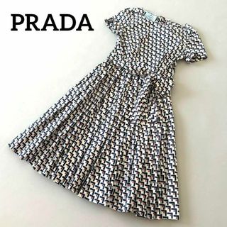 プラダ(PRADA)のPRADA ジオメ柄 プリーツワンピース リボンベルト 春夏 Aライン ミモレ丈(ロングワンピース/マキシワンピース)