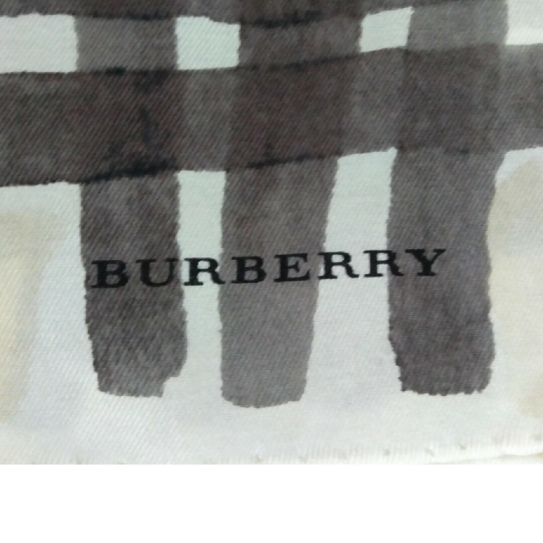 BURBERRY(バーバリー)のBURBERRY　バーバリー　大判ハンカチ　２枚セット レディースのファッション小物(ハンカチ)の商品写真