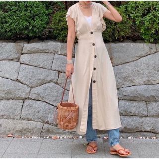 ザラ(ZARA)のZARA フリルトリム付き　ラスティックワンピース　S ベージュ(ロングワンピース/マキシワンピース)