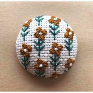 刺繍ブローチ　花柄㉘【アイボリー×黄色】(コサージュ/ブローチ)