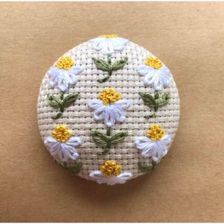 刺繍ブローチ　花柄④【アイボリー×白】(コサージュ/ブローチ)