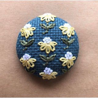 刺繍ブローチ　花柄④【ネイビー×黄色】(コサージュ/ブローチ)