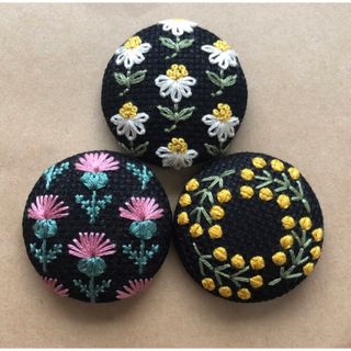 刺繍ブローチ　花柄④【黒×クリーム】(コサージュ/ブローチ)