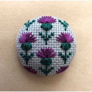 刺繍ブローチ　アザミ柄【グレー×紫】(コサージュ/ブローチ)