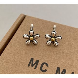 【大人気】ピアス　フラワー　花　シンプル　春　清楚　可愛い(ピアス)