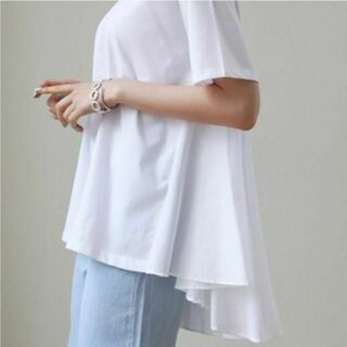221☆13　バックフレアＴシャツ　ホワイト　ゆるひらトップス　半袖　シンプル(Tシャツ(半袖/袖なし))