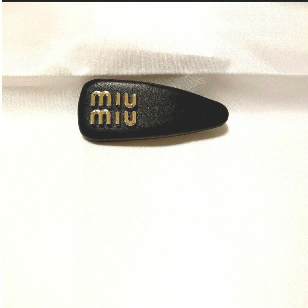miumiu(ミュウミュウ)のmiumiu  ミュウミュウ ヘアピン ヘアクリップ  レザー ブラック レディースのヘアアクセサリー(バレッタ/ヘアクリップ)の商品写真