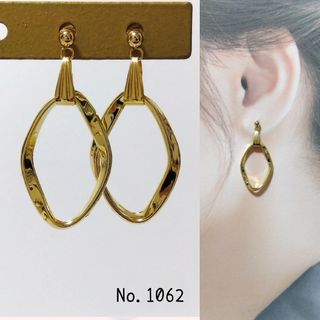 No.1062 ゴールドひねりフープ オーバル ピアス イヤリング(ピアス)