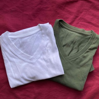 ユニクロ(UNIQLO)のUNIQLO メンズTシャツ　Vネック　Mサイズ　ホワイト＆グリーン(Tシャツ/カットソー(半袖/袖なし))