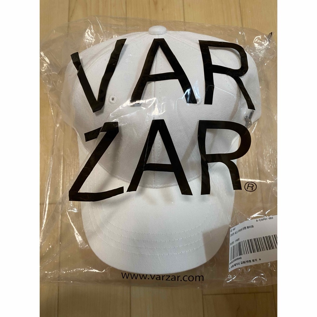 【新品未開封】VARZAR stud ロゴ キャップ 497 ホワイト 白 レディースの帽子(キャップ)の商品写真