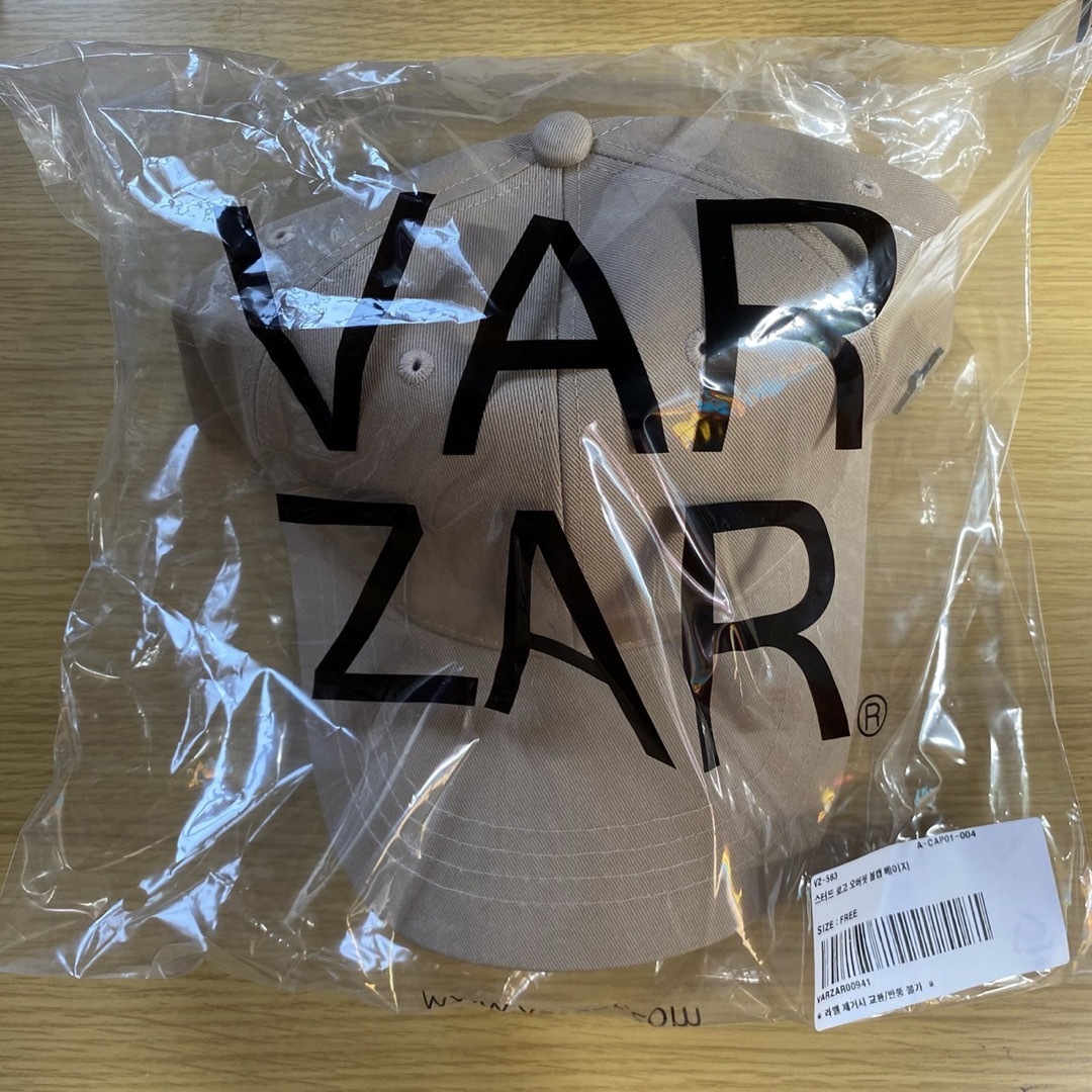 【新品未開封】VARZAR バザール キャップ 563 ベージュ シルバーロゴ メンズの帽子(キャップ)の商品写真