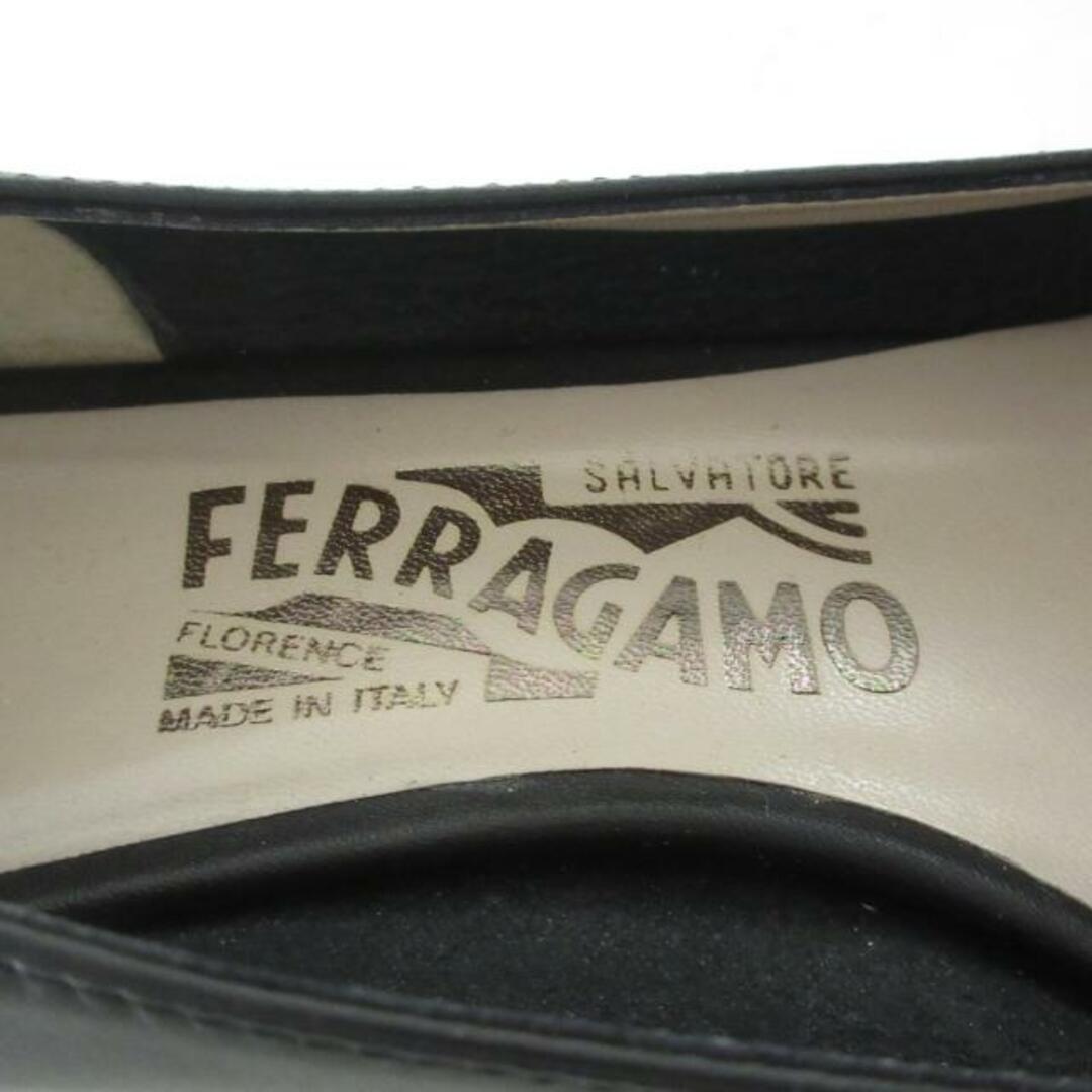 Salvatore Ferragamo(サルヴァトーレフェラガモ)のSalvatoreFerragamo(サルバトーレフェラガモ) パンプス 6 1/2 D レディース - 黒×ゴールド レザー×金属素材 レディースの靴/シューズ(ハイヒール/パンプス)の商品写真