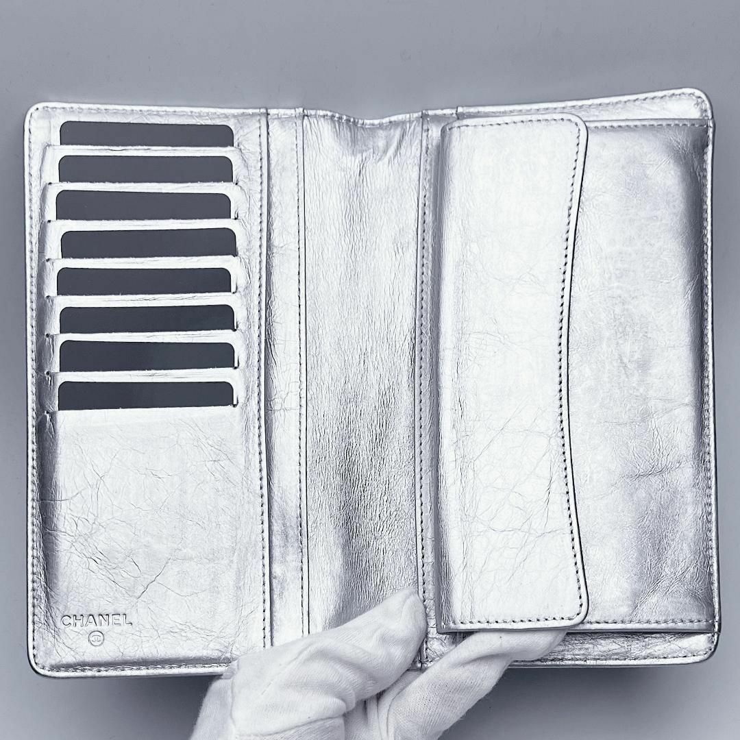 CHANEL(シャネル)の新品未使用CHANEL マトラッセ シルバー カーフ正規保証1832 レディースのファッション小物(財布)の商品写真