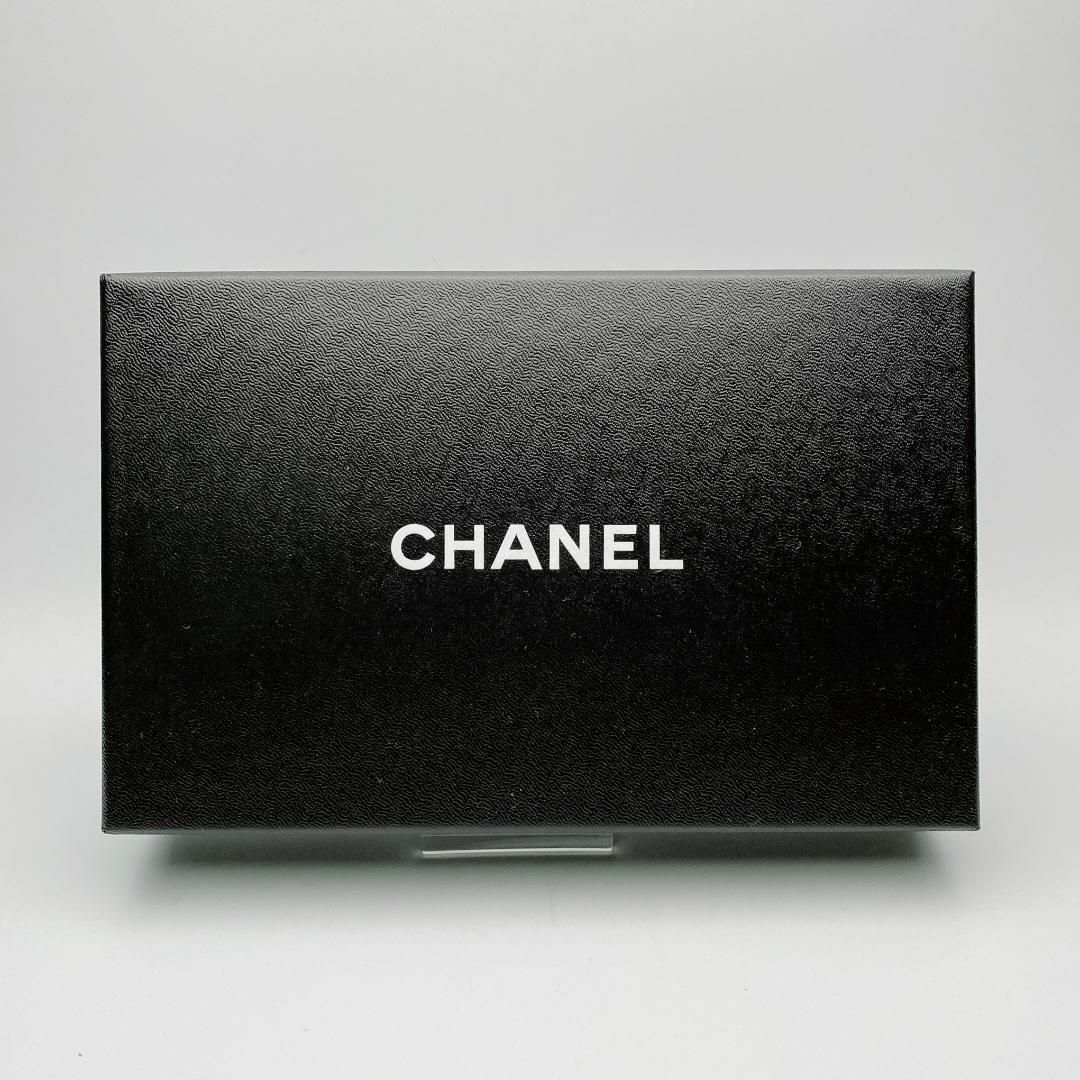 CHANEL(シャネル)の新品未使用CHANEL マトラッセ シルバー カーフ正規保証1832 レディースのファッション小物(財布)の商品写真