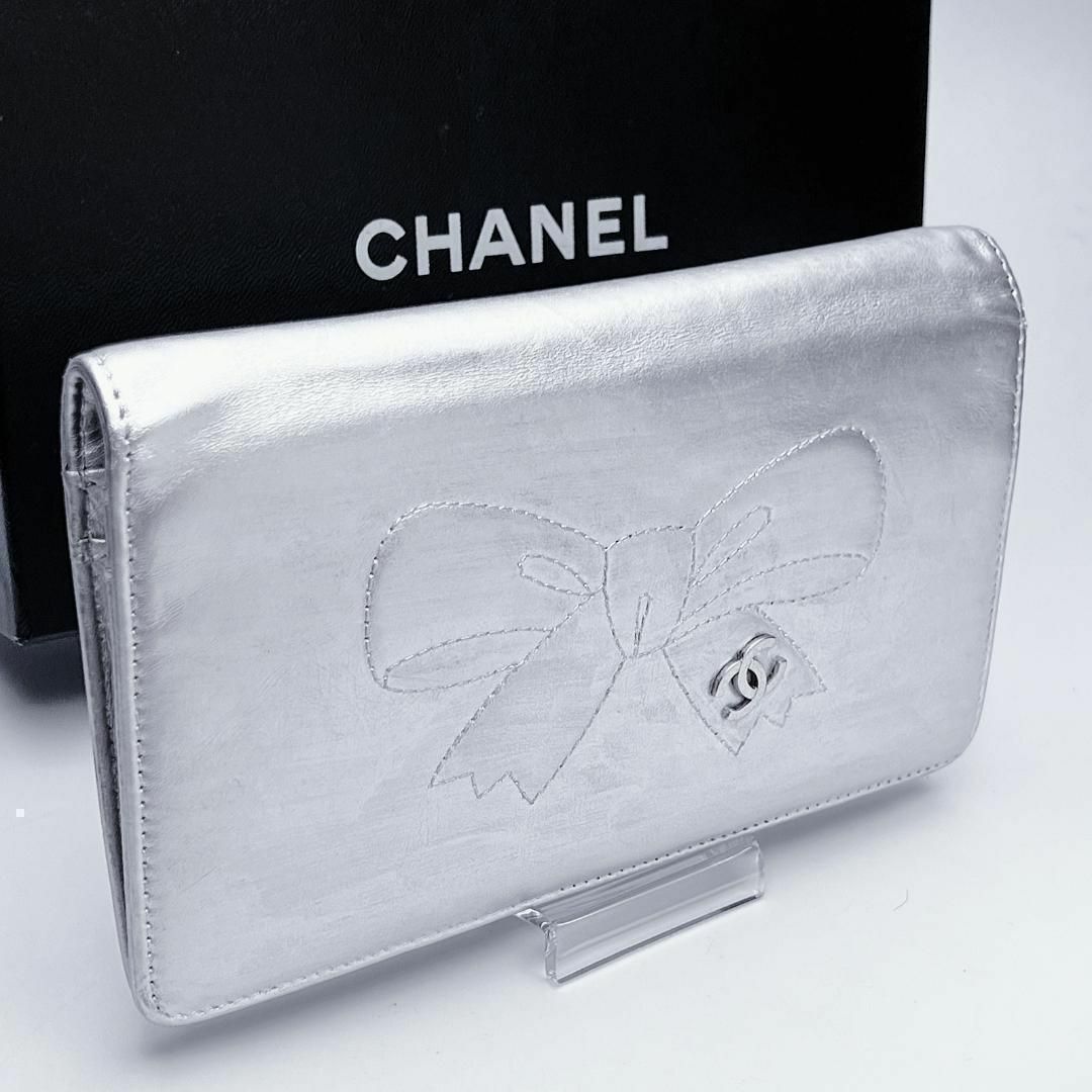 CHANEL(シャネル)の新品未使用CHANEL マトラッセ シルバー カーフ正規保証1832 レディースのファッション小物(財布)の商品写真