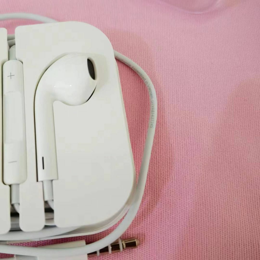 Apple(アップル)のアップル純正 イヤホン EarPods with 3.5 mmヘッドフォンプラグ スマホ/家電/カメラのオーディオ機器(ヘッドフォン/イヤフォン)の商品写真