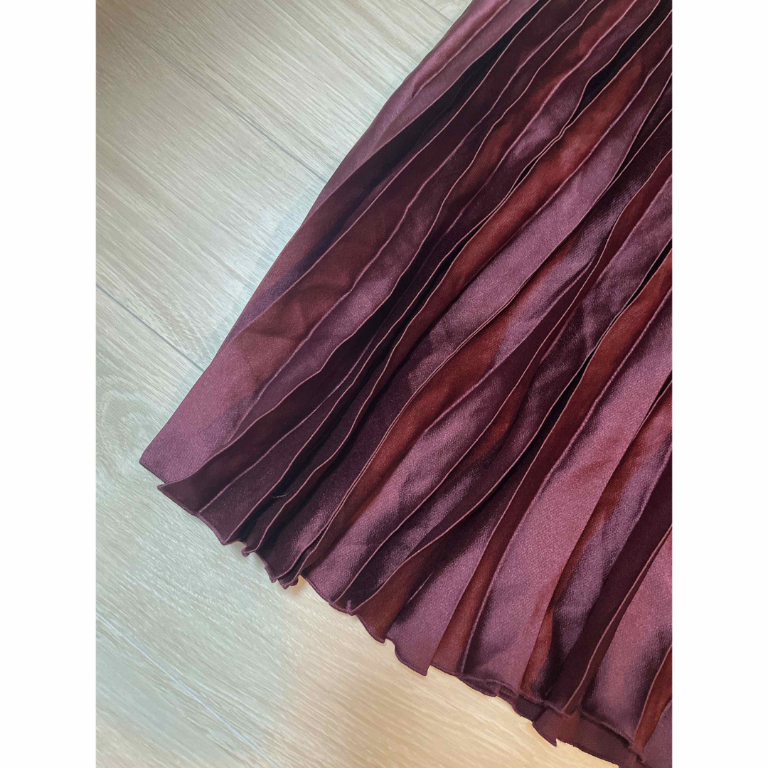 ZARA(ザラ)の新品未使用　ザラ　プリーツ サテン ミディスカート　ワインレッド　完売　タグ付き レディースのスカート(ロングスカート)の商品写真