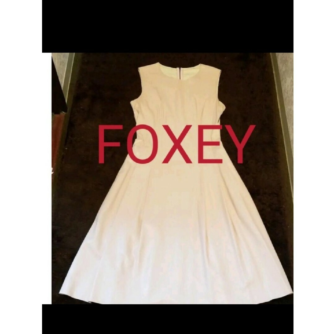 FOXEY(フォクシー)のFOXEYのフェイクレザーのワンピースです レディースのワンピース(ひざ丈ワンピース)の商品写真