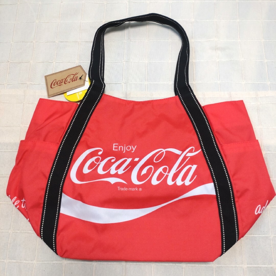 コカ・コーラ(コカコーラ)のコカコーラ バルーン型トートバッグ レッド 新品 タグ付き レディースのバッグ(トートバッグ)の商品写真