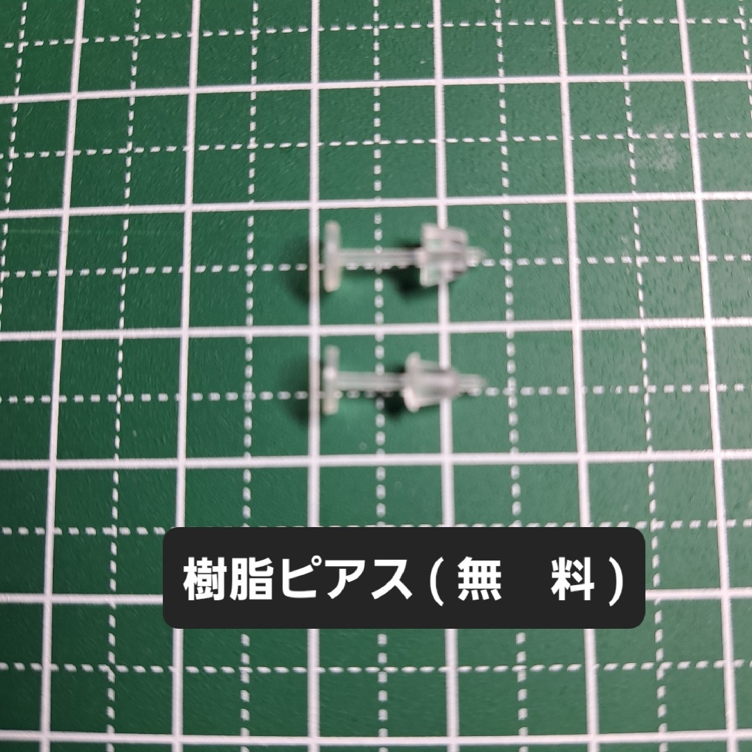 No.513-C　樹脂ポストピアス⭐ちっちゃなスクエア型(レッド) ハンドメイドのアクセサリー(ピアス)の商品写真