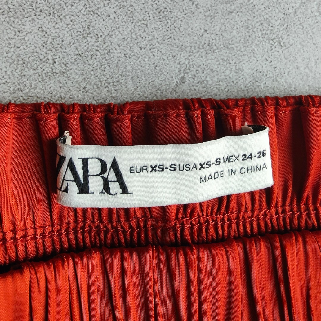 ZARA(ザラ)の美品！ZARA プリーツミディスカート xs サテン レディースのスカート(ロングスカート)の商品写真