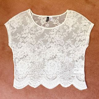 エイチアンドエム(H&M)のレーストップス(シャツ/ブラウス(半袖/袖なし))