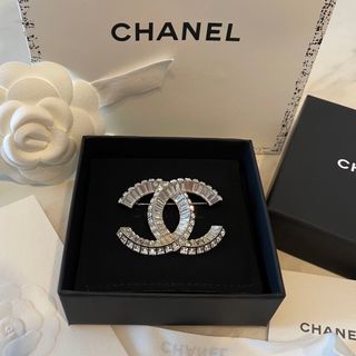 シャネル(CHANEL)の【新品未使用】CHANEL シャネル　ストラス　ブローチ(ブローチ/コサージュ)