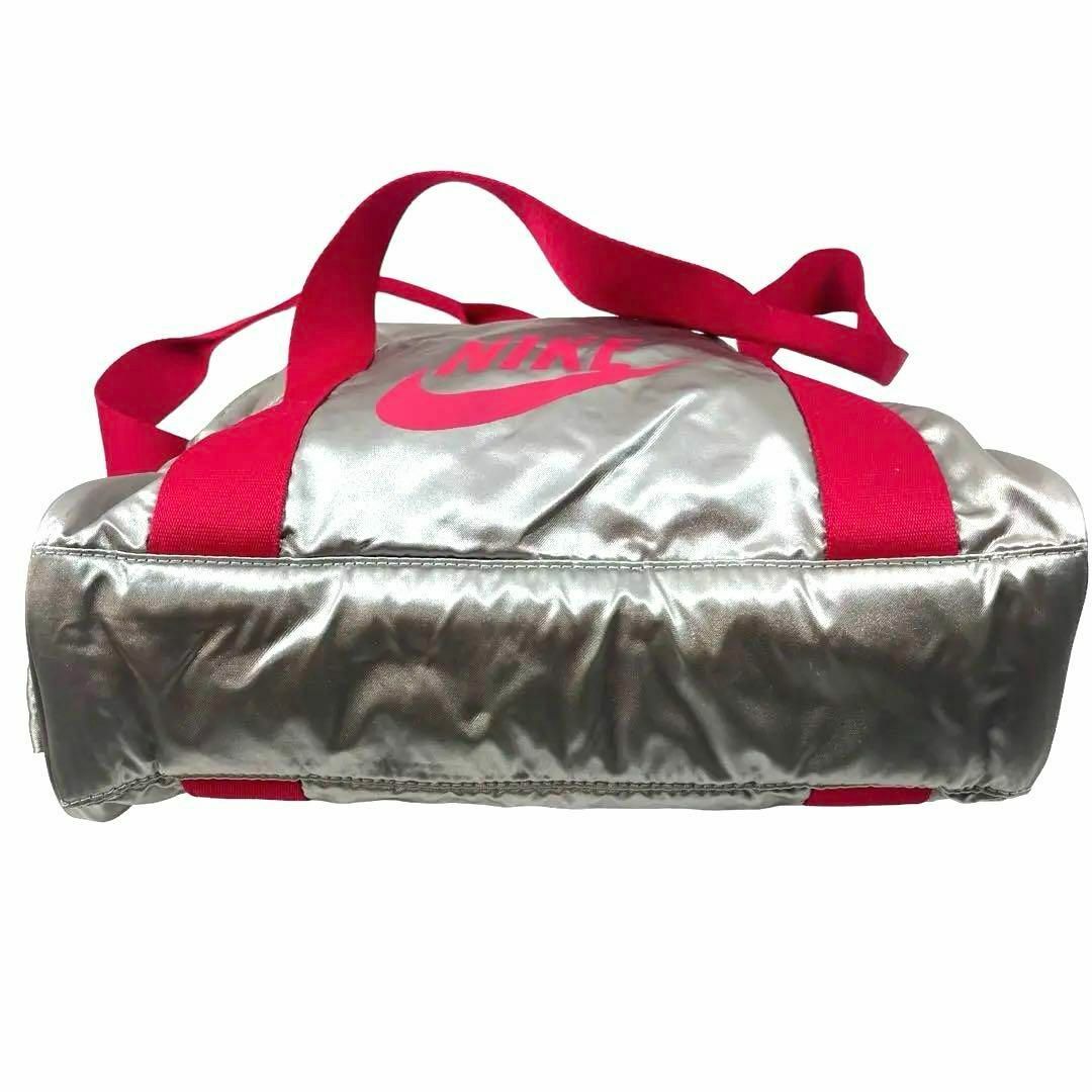 NIKE(ナイキ)のNIKE ナイキ ボストンバッグ シルバー バッグ　ナイロン レディースのバッグ(ボストンバッグ)の商品写真