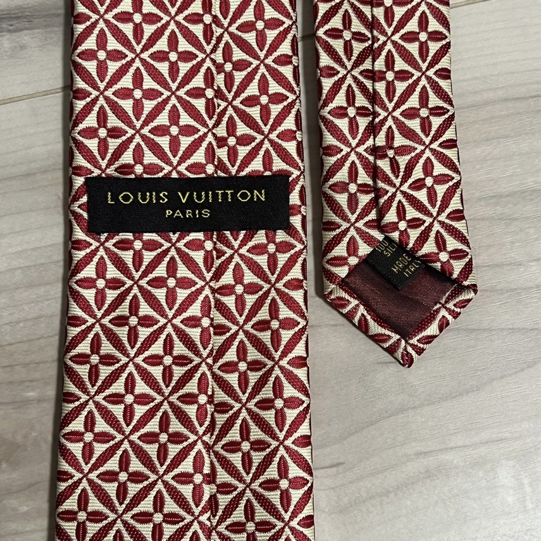 LOUIS VUITTON(ルイヴィトン)のルイヴィトン/LOUIS VUITTON 柄ネクタイ 赤&白色 3.5万円 メンズのファッション小物(ネクタイ)の商品写真