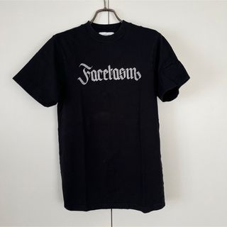 【FACETASM】ロゴ刺繍Tシャツ／ブラック