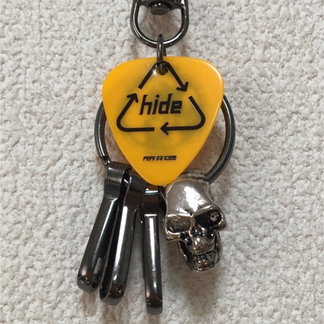 hideピック付きキーホルダー　スカル付き　ミュージシャン　hide エンタメ/ホビーのタレントグッズ(ミュージシャン)の商品写真