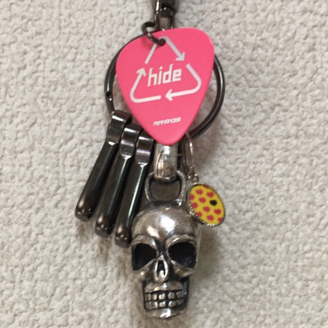 hideピック付きキーホルダー　スカル◉イエローハートパーツ付き　hide エンタメ/ホビーのタレントグッズ(ミュージシャン)の商品写真