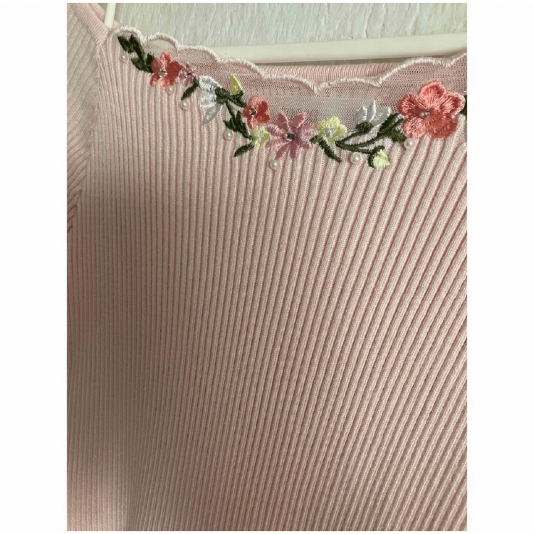 TOCCO closet(トッコクローゼット)のトッコクローゼット　ピンク花刺繍　トップス レディースのトップス(カットソー(長袖/七分))の商品写真