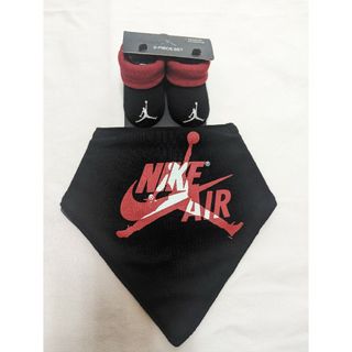 AIR JORDAN よだれかけ、靴下のセット(BK/RD）0〜6m(肌着/下着)