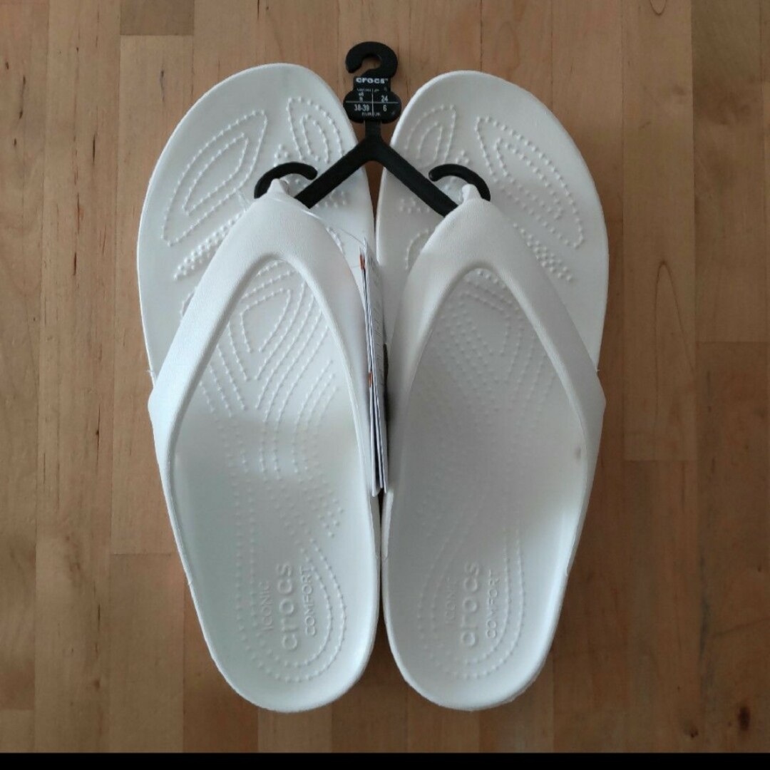 crocs(クロックス)の24cm クロックス カディ 2.0 フリップ ウィメン 白 ビーチサンダル レディースの靴/シューズ(サンダル)の商品写真