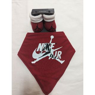 AIR JORDAN よだれかけ、靴下のセット(RD/WH）0〜6m(肌着/下着)