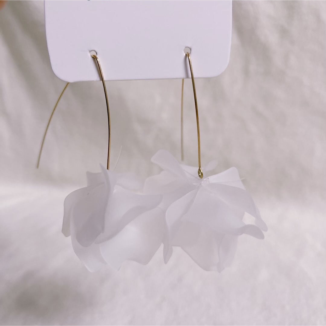 白 ホワイト 花 フラワーモチーフ　ピアス ブライダル マット  高見え レディースのアクセサリー(ピアス)の商品写真